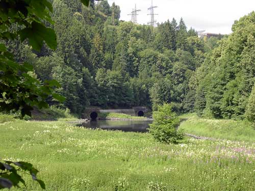 Ausgleichsbecken unterhalb der Staumauer mit Grundabla�