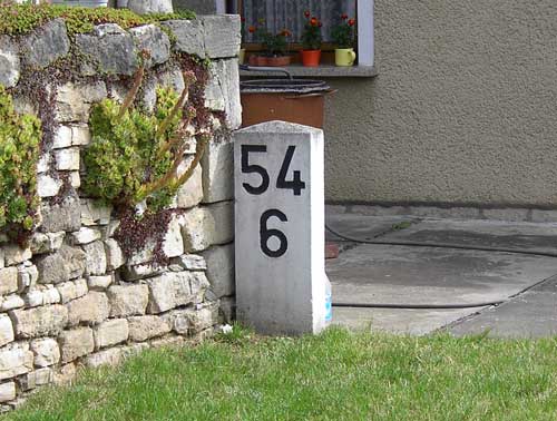 Hektometerstein im Vorgarten in Bad K�sen