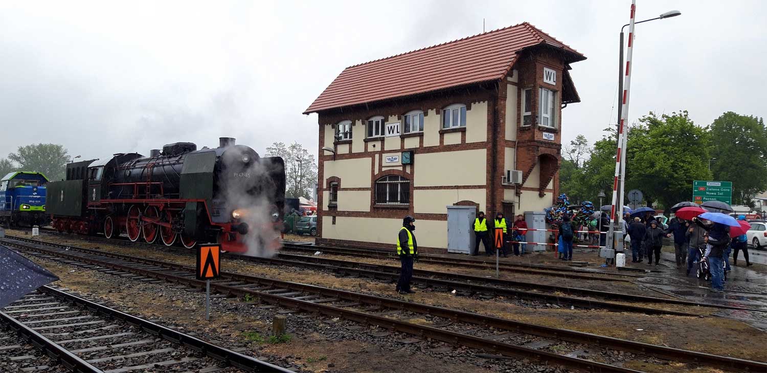 Interessante Bahngebäude in H0 Wollstein-April2019-km0,6